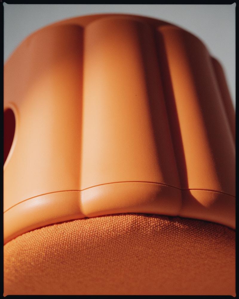 Close-up of the vertical lobes of the shell meeting the edge of the fabric cushion
